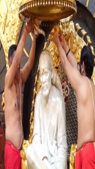 विजयादशमी उत्सवाच्या निमित्ताने शिर्डीत साईदर्शनासाठी प्रचंड गर्दी होती