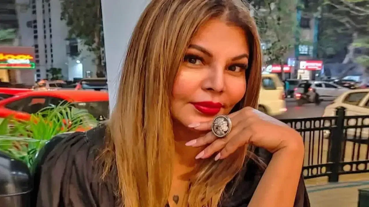 एका फोटोग्रआफरने राखीला ट्रम्प यांनी भारतीय पंतप्रधान नरेंद्र मोदींना त्रास दिल्याबद्दल विचारले तेव्हा राखीने उत्तर देणे टाळले आणि "खूप खूप धन्यवाद. माझ्याशी पंगा घेऊ नको" असे म्हटले.