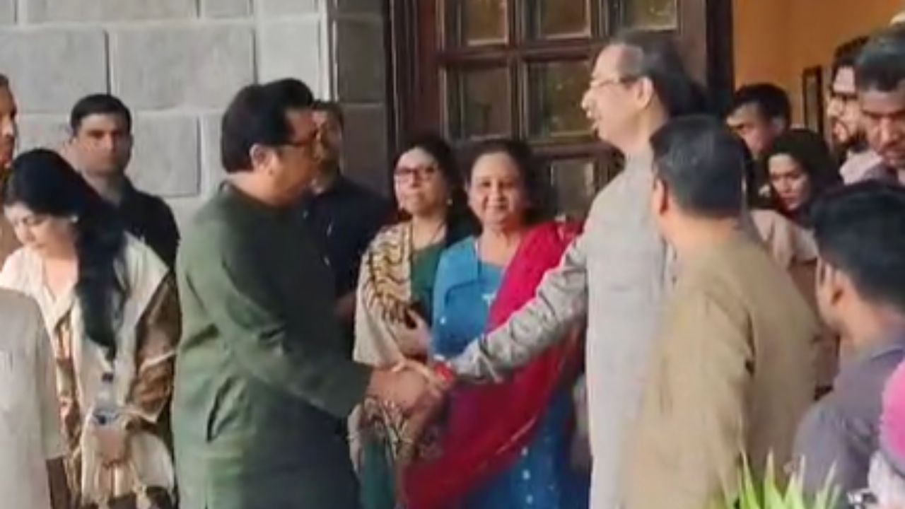 राज ठाकरे मातोश्रीवरून बाहेर पडताना रश्मी ठाकरे, आदित्य ठाकरे हे त्यांना निरोप देण्यासाठी बाहेर आले होते. यावेळी राज-उद्धव ठाकरेंनी हस्तांदोलन करत निरोप घेतला. 