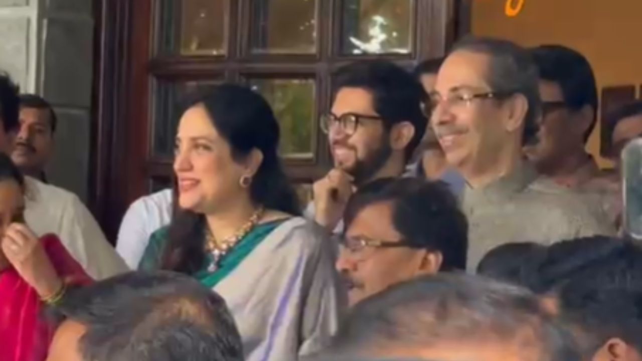 तत्पूर्वी, हे दोन्ही नेते संजय राऊत यांच्या नातवाच्या नामकरण सोहळ्यात एकत्र दिसले होते. या कार्यक्रमात दोन्ही नेत्यांमध्ये खेळीमेळीच्या वातावरणात चर्चा झाल्याचे दिसून आले होते. 