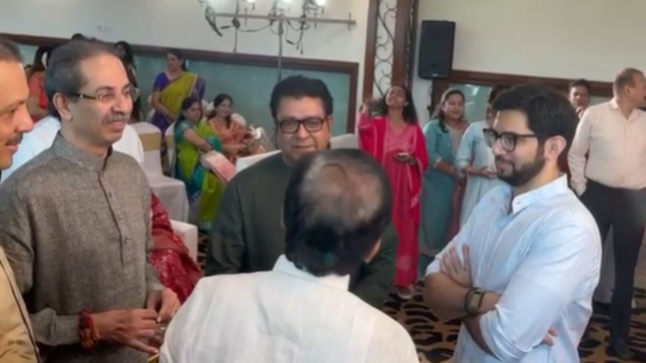 या दोन्ही नेत्यांमध्ये मातोश्रीवर बंद दाराआड चर्चा झाल्याची माहिती समोर आली आहे. तब्बल अर्धा तासाच्या चर्चेनंतर राज ठाकरे हे मातोश्रीवरून बाहेर पडल्याचे दिसून आले. 