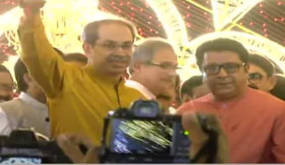 मनसेच्या दीपोत्सवात उद्धव ठाकरे म्हणाले की मराठी माणसाची एकजूट... मनसेच्या दीपोत्सवात उद्धव ठाकरे म्हणाले की मराठी माणसाची एकजूट...