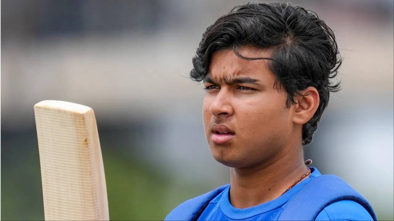 वैभव सूर्यवंशी या पर्वात बिहारकडून सहावा प्रथम श्रेणी सामना खेळणार आहे. या पर्वात किती सामने खेळणार यावर हा आकडा वाढत जाईल. दुसरीकडे, बिहारच्या कर्णधारपदी साकिबुल गनी यांची निवड झाली आहे. बिहारचा पहिला सामना पाटण्यातील मोईन-उल-हक स्टेडियमवर अरुणाचल प्रदेशशी होईल. त्यानंतर दुसरा सामना 25 ऑक्टोबर रोजी मणिपूरविरुद्ध होईल. (Photo: PTI) 