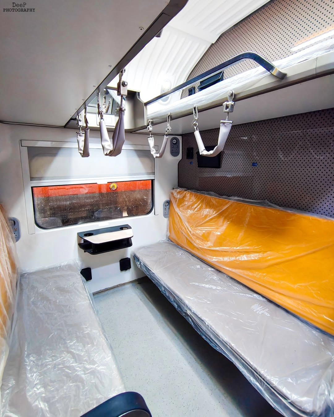 वंदे भारत एक्सप्रेसचा आतला भाग पूर्णपणे आधुनिक असून एसी स्लीपर कोचेसमध्ये स्वयंचलित दरवाजे असणार आहेत. त्यासोबतच सॉफ्ट LED लाईटिंग आणि प्रत्येक बर्थवर चार्जिंग पॉईंट्स उपलब्ध आहेत.