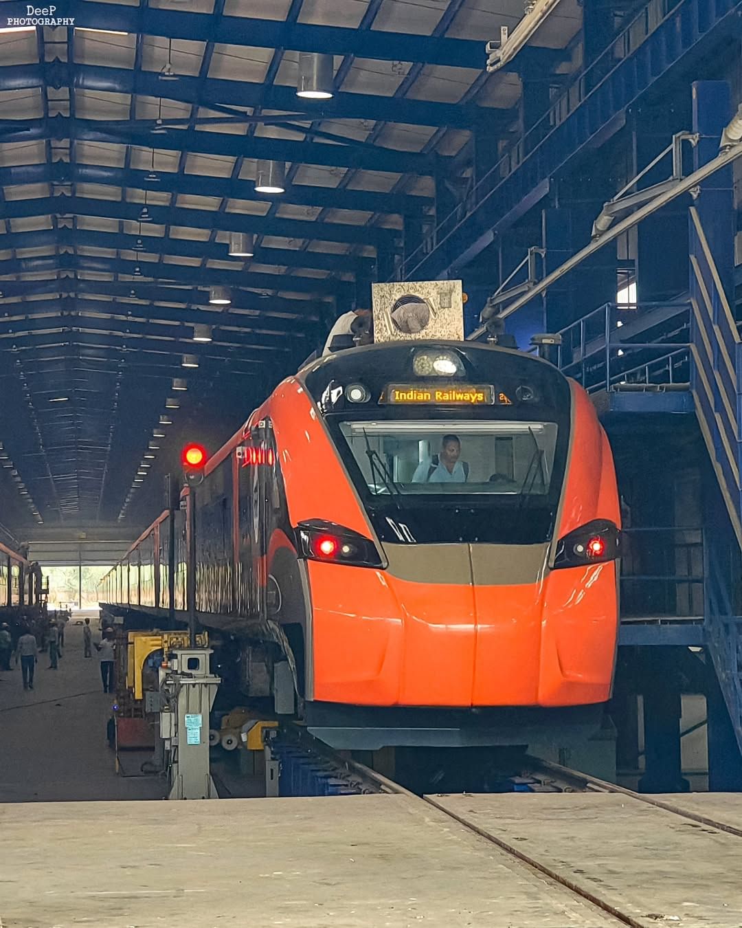 भारतीय रेल्वेने देशांतर्गत प्रवासाचा अनुभव पूर्णपणे बदलण्यासाठी एक महत्त्वाचे पाऊल उचलले आहे. वंदे भारत एक्सप्रेसला प्रवाशांचा भरभरुन मिळणारा प्रतिसाद पाहता आता रेल्वेने यातील स्लीपर ट्रेन सुरु करण्याचा निर्णय घेतला आहे.