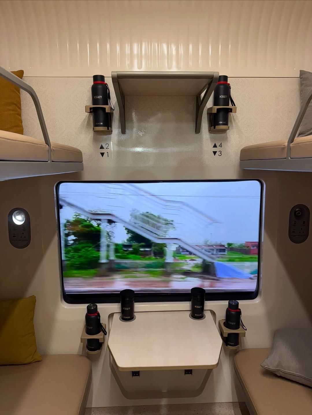 यातील फर्स्ट एसीमध्ये प्रायव्हसीसाठी स्लाईडींग दरवाजांची खास सुविधा देण्यात आली आहे. तसेच प्रवाशांच्या सुरक्षिततेसाठी अत्याधुनिक सुरक्षा प्रणाली कवचही बसवण्यात येणार आहे. ज्यामुळे ट्रेन अपघातांपासून वाचू शकते.