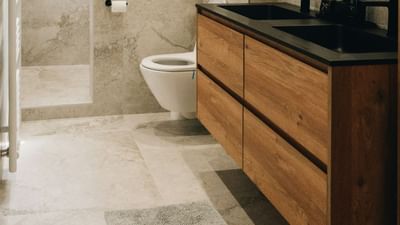 टॉयलेट सीटवर बसताना व्यक्तीचे तोंड पश्चिम किंवा वायव्य दिशेला असावे. म्हणजेच, टॉयलेट सीट पश्चिम किंवा वायव्य दिशेला तोंड करून बनवावी. टॉयलेट सीटची जागा जमिनीपेक्षा थोडी उंच असावी.