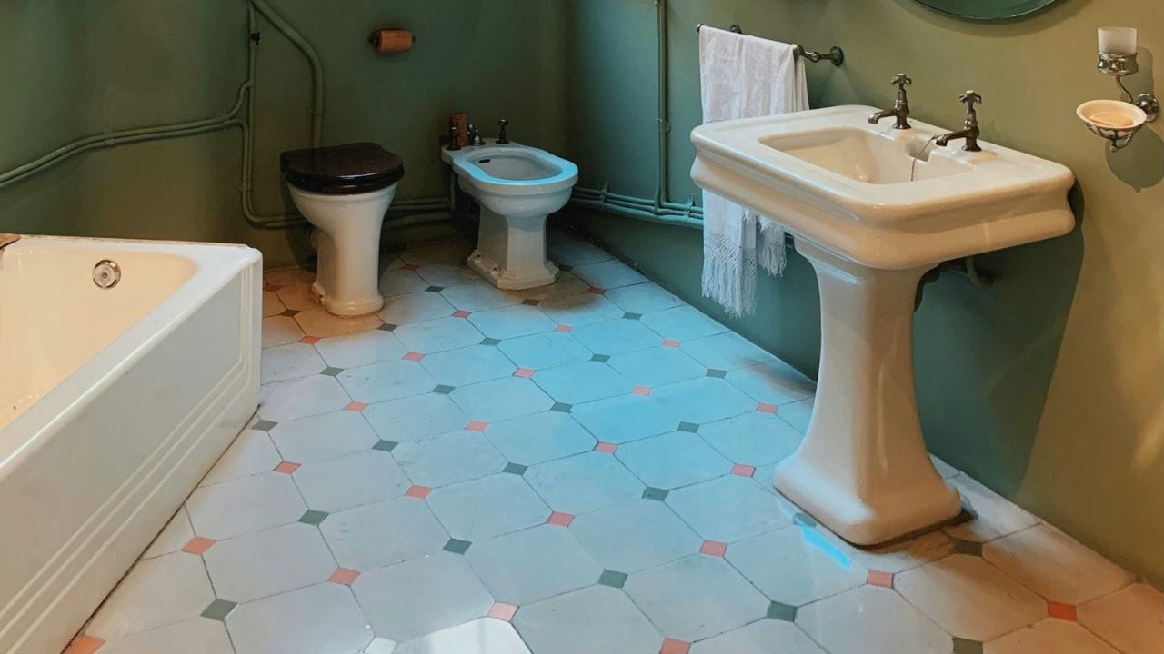 वास्तुशास्त्रात सकारात्मक ऊर्जा, आरोग्य, शांती आणि समृद्धीसाठी घराच्या प्रत्येक भागाचे योग्य स्थान आणि दिशा ठरवण्यात आली आहे. मात्र जागेच्या कमतरतेमुळे अनेक आधुनिक घरांमध्ये बाथरूम आणि शौचालय एकत्र बांधले जातात.