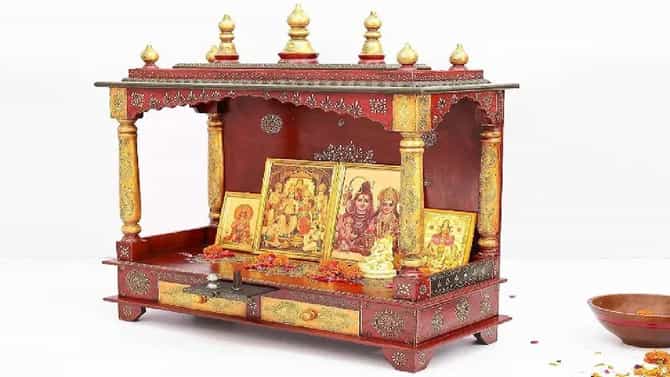 Vastu Tips: घरातील देवघराशी संबंधित या वास्तु टिप्स जाणून घ्या