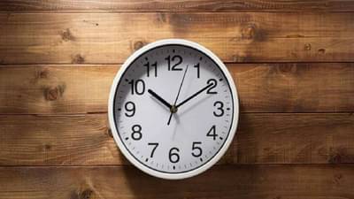 Vastu Tips : घरात घड्याळ लावण्याची योग्य दिशा कोणती? अनेक जण करतात ही मोठी चूक