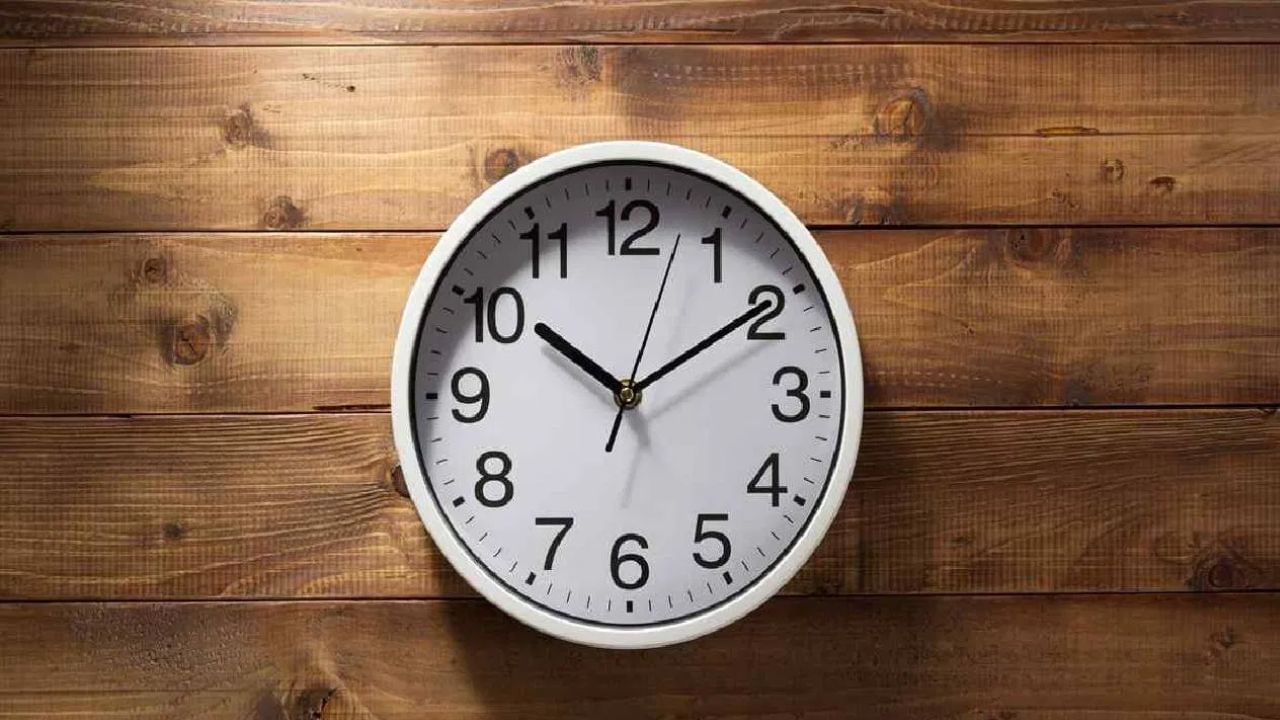 Vastu Tips : घरात घड्याळ लावण्याची योग्य दिशा कोणती? अनेक जण करतात ही मोठी चूक
