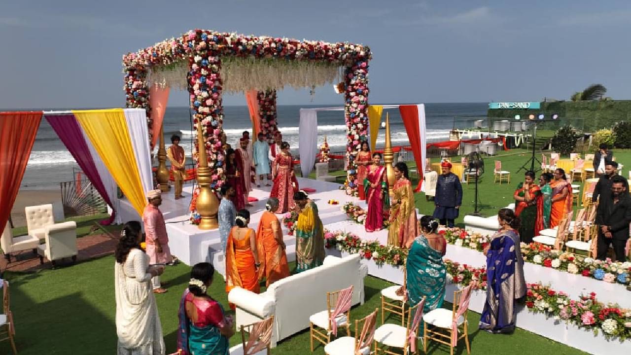 मराठी मालिकाविश्वात पहिल्यांदाच एका भव्य ‘बीच वेडिंग’चा सोहळा पाहायला मिळणार आहे. प्रेक्षकांच्या मनात घर करणारी झी मराठीवरील लोकप्रिय मालिका ‘वीण दोघातली ही तुटेना’ सध्या एका महत्त्वाच्या टप्प्यावर पोहचली आहे. समर आणि स्वानंदी यांच्या प्रवासात आता नवीन वळण येणार आहे, ज्याची सर्व चाहत्यांना आतुरता आहे. 
