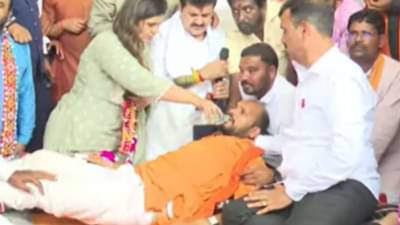 बंजारा समाजाला एसटीमधून आरक्षणाची मागणी, शिष्टमंडळाच्या भेटीनंतर अखेर विजय चव्हाण यांचं उपोषण मागे