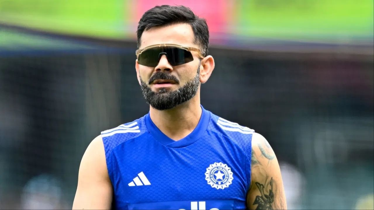 भारताचा माजी कर्णधार, स्टार फलंदाज आणि चाबूक फिल्डिंग करणाऱ्या विराट कोहली याने सिडनी क्रिकेट ग्राउंडमध्ये ऑस्ट्रेलिया विरूद्धच्या तिसर्या आणि अंतिम एकदिवसीय सामन्यात इतिहास घडवला आहे. विराटने सिडनीत वर्ल्ड रेकॉर्ड ब्रेक केला आहे. (Photo Credit : PTI)