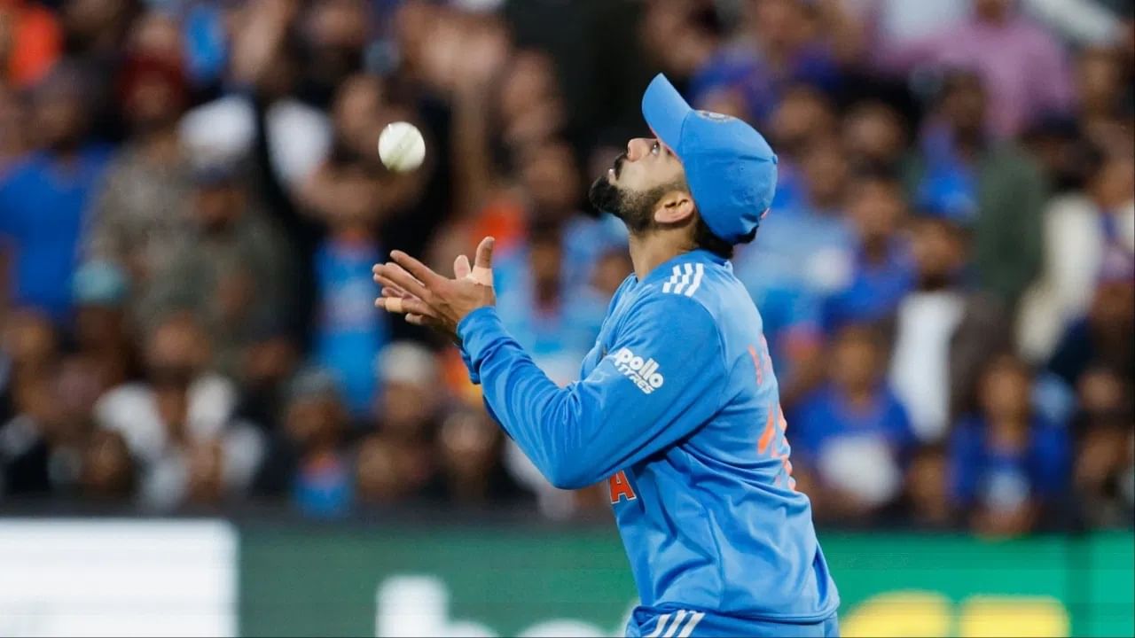 विराटने सिडनीत मॅथ्यू शॉर्ट याचा कॅच घेतला. विराटने वॉशिंग्टन सुंदर याच्या बॉलिंगवर शॉर्ट याचा कॅच घेत विश्व विक्रमाला गवसणी घातली. विराट यासह एका संघाविरुद्ध सर्वाधिक झेल घेणारा खेळाडू ठरला. (Photo Credit : PTI)