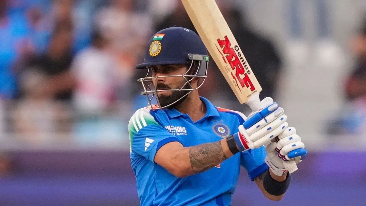 विराटने एकदिवसीय कारकीर्दीत आतापर्यंत एकूण आणि सर्वाधिक 51 शतकं झळकावली आहेत. त्यामुळे आता सलग 5 प्रयत्नात अर्धशतक झळकावल्यानंतरही शतक करण्यात अपयशी ठरल्याने विराट ऑस्ट्रेलिया विरुद्ध सहाव्या वेळेस शतक करणार का? हे पाहणं औत्सुक्याचं ठरणार आहे. (Photo Credit : PTI)