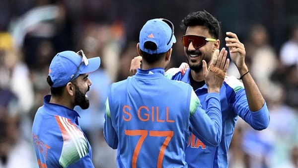 ऑस्ट्रेलिया विरुद्ध भारत 5 सामन्यांच्या टी 20I मालिकेला 29 ऑक्टोबरपासून सुरुवात होणार आहे. मालिकेतील पहिला सामना हा कॅनबेरामध्ये होणार आहे. या सामन्याला भारतीय वेळेनुसार 1 वाजून 45 मिनिटांनी सुरुवात होणार आहे. टीम इंडियाचा एक गोलंदाज या मालिकेत ऑस्ट्रेलियासाठी डोकेदुखी ठरु शकतो. या गोलंदाजाने आतापर्यंत ऑस्ट्रेलियाला बॉलिंगने चांगलाच त्रास दिला आहे. (Photo Credit: PTI)