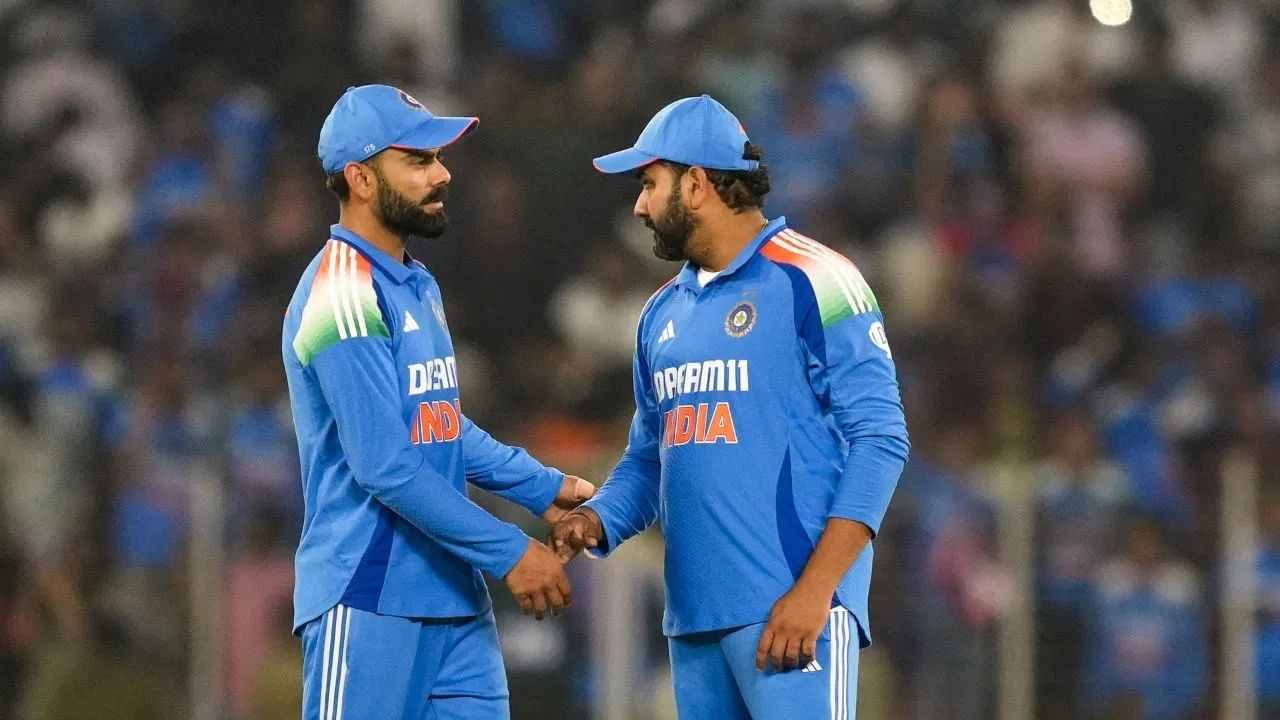 टीम इंडियाच्या ऑस्ट्रेलिया दौऱ्याची सुरुवात 3 सामन्यांच्या एकदिवसीय मालिकेने होत आहे. या मालिकेचा थरार 19 ऑक्टोबरपासून रंगणार आहे. या मालिकेतून रोहित शर्मा आणि विराट कोहली या जोडीचं कमबॅक होणार आहे. एकदिवसीय मालिकेत रोहित आणि विराट यांच्यात लढत पाहायला मिळणार आहे. (Photo Credit : PTI)