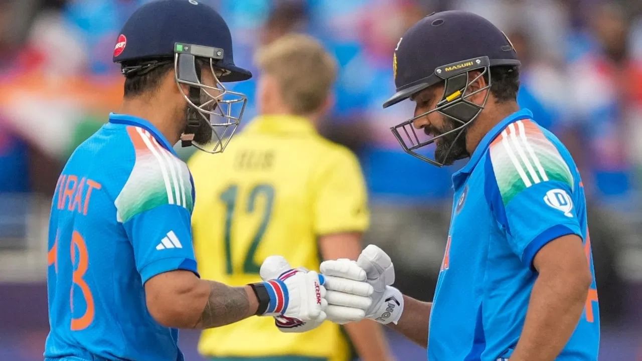 टीम इंडियाकडून वनडे क्रिकेटमध्ये ऑस्ट्रेलिया विरुद्ध सर्वाधिक एकदिवसीय शतकांचा विक्रम हा माजी दिग्गज क्रिकेटर सचिन तेंडुलकर याच्या नावावर आहे. तर विराट आणि रोहित या दोघांनाही सचिनच्या विक्रमाची बरोबरी करण्याची समसमान संधी आहे. त्यामुळे सचिनची या विक्रमबाबत दोघांपैकी आधी कोण बरोबरी करणार? याकडे क्रिकेट चाहत्यांच्या नजरा लागून आहेत. (Photo Credit : PTI)