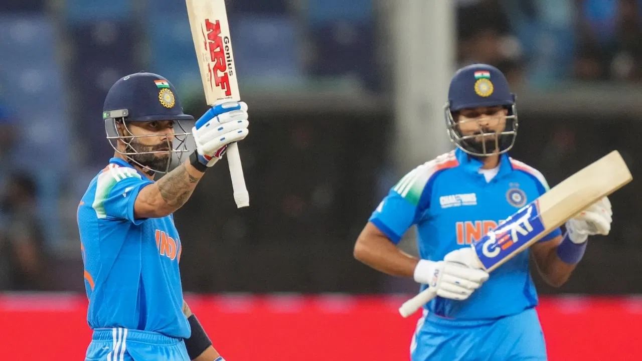 विराटने ऑस्ट्रेलिया विरुद्ध आतापर्यंत खेळलेल्या एकूण 50 एकदिवसीय सामन्यांमध्ये 54.46 च्या सरासरीने 2 हजार 451 धावा केल्या आहेत. विराटने या दरम्यान 8 शतकं आणि 15 अर्धशतकं झळकावली आहे. विराटने 8 पैकी 5 शतकं ही ऑस्ट्रेलियातच झळकावली आहेत. (Photo Credit : PTI)