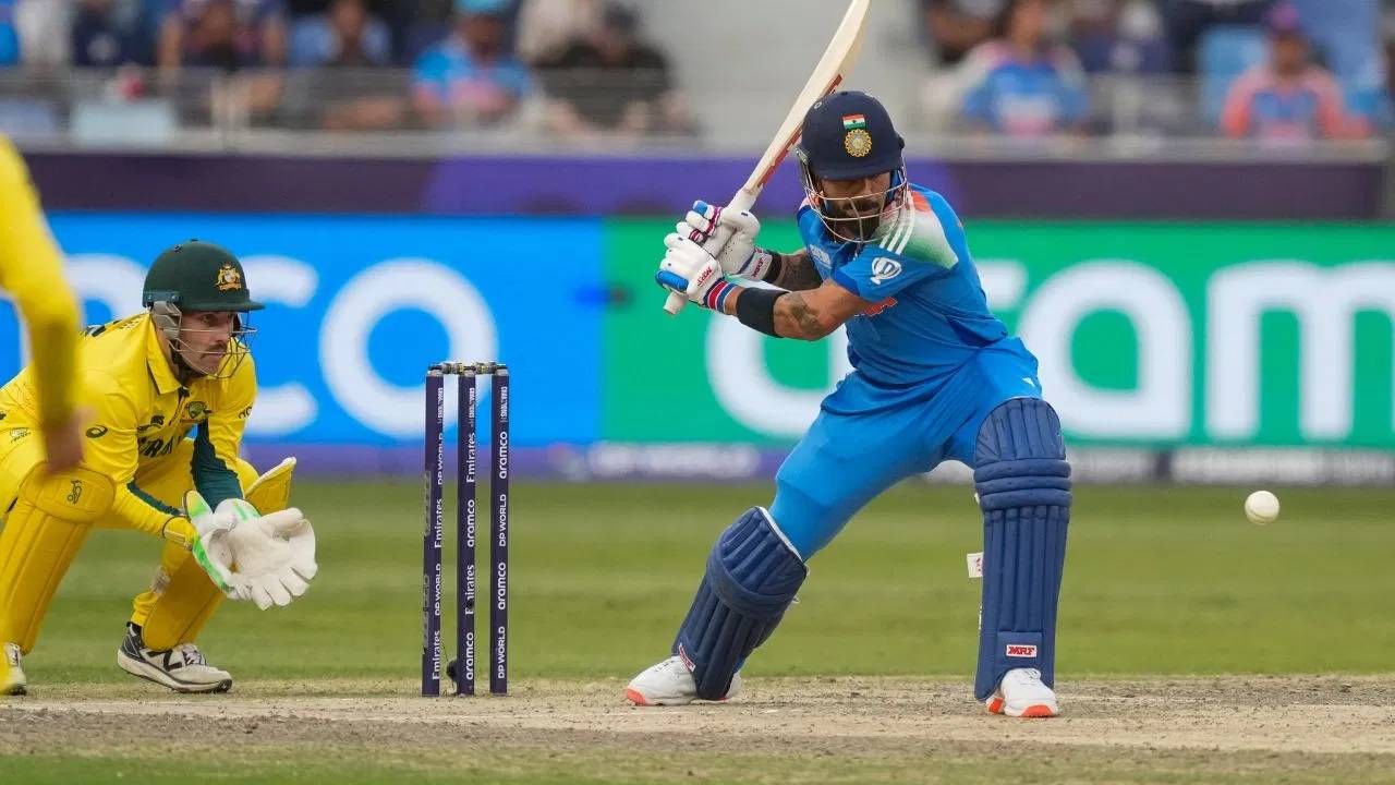 विराट कोहली ऑस्ट्रेलियाच्या एकाच मैदानात 1000 धावा करणारा पहिला विदेशी फलंदाज होईल. यासाठी विराट कोहलीला फक्त 25 धावांची गरज आहे. एडलेडमध्ये 17 डाव खेळणाऱ्या विराट कोहलीने आतापर्यंत 975 धावा केल्यात. (Photo: PTI)