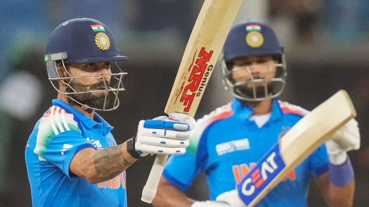 विराट कोहलीने एडलेड ओव्हल मैदानात 5 शतकं ठोकली आहेत. यात विराट कोहलीने वनडेत 2 आणि कसोटीत तीन शतकं झळकावली आहेत. यासह जॅक हॉब्सच्या विक्रमाशी बरोबरी केली आहे. दुसऱ्या वनडे सामन्यात शतक झळकावताच हा विक्रम विराट कोहलीच्या नावावर होईल. (Photo: PTI)