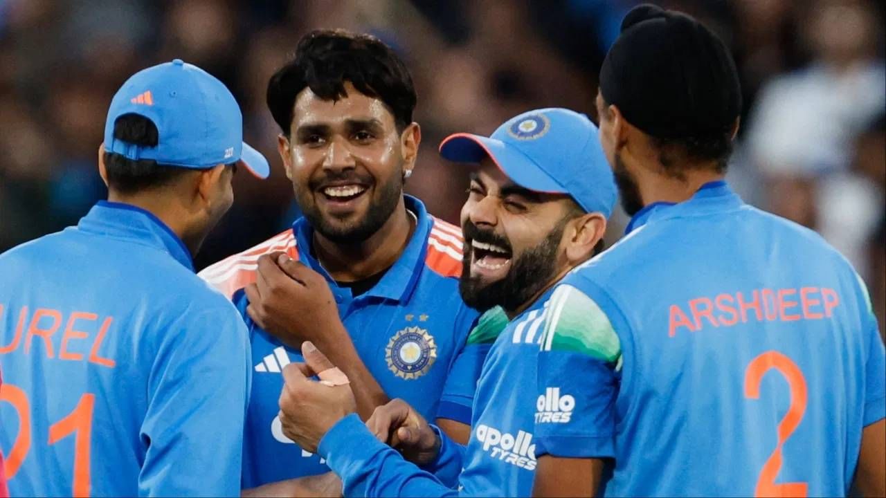 वनडे क्रिकेटमध्ये सर्वाधिक वेळा शतकी भागीदारीच्या यादीत रोहित शर्मा आणि विराट कोहली जोडी तिसऱ्या स्थानावर पोहोचली आहे. रोहित आणि विराटने 101 सामन्यात 19 वेळा शतकी भागीदारी केली आहे. या यादीत सचिन तेंडुलकर आणि सौरव गांगुली पहिल्या स्थानावर असून 176 वनडे सामन्यात 26 शतकी भागीदारी, दिलशान-संगकाराने 108 सामन्यात 20 शतकी भागीदारी, तर रोहित शर्मा शिखर धवनने 117 सामन्यात 18 शतकी भागीदारी केल्या आहेत. (फोटो- PTI)