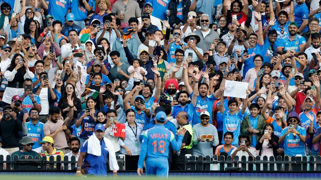 सिडनी वनडे सामन्यात विराट कोहलीने मॅथ्यू शॉर्टला झेल घेत विश्वविक्रम केला.वॉशिंग्टन सुंदरच्या गोलंदाजीवर शॉर्टचा झेल घेत एकाच प्रतिस्पर्धी संघाविरुद्ध सर्वाधिक झेल घेणारा खेळाडू बनला. त्यानंतर कूपर कॉनोलीचा आणखी एक झेल घेतला. 78 झेलसह ऑस्ट्रेलियाच्या स्टीव्ह स्मिथचा एकाच प्रतिस्पर्ध्याविरुद्ध सर्वाधिक झेल घेण्याचा विक्रमही मोडला. (फोटो- PTI)