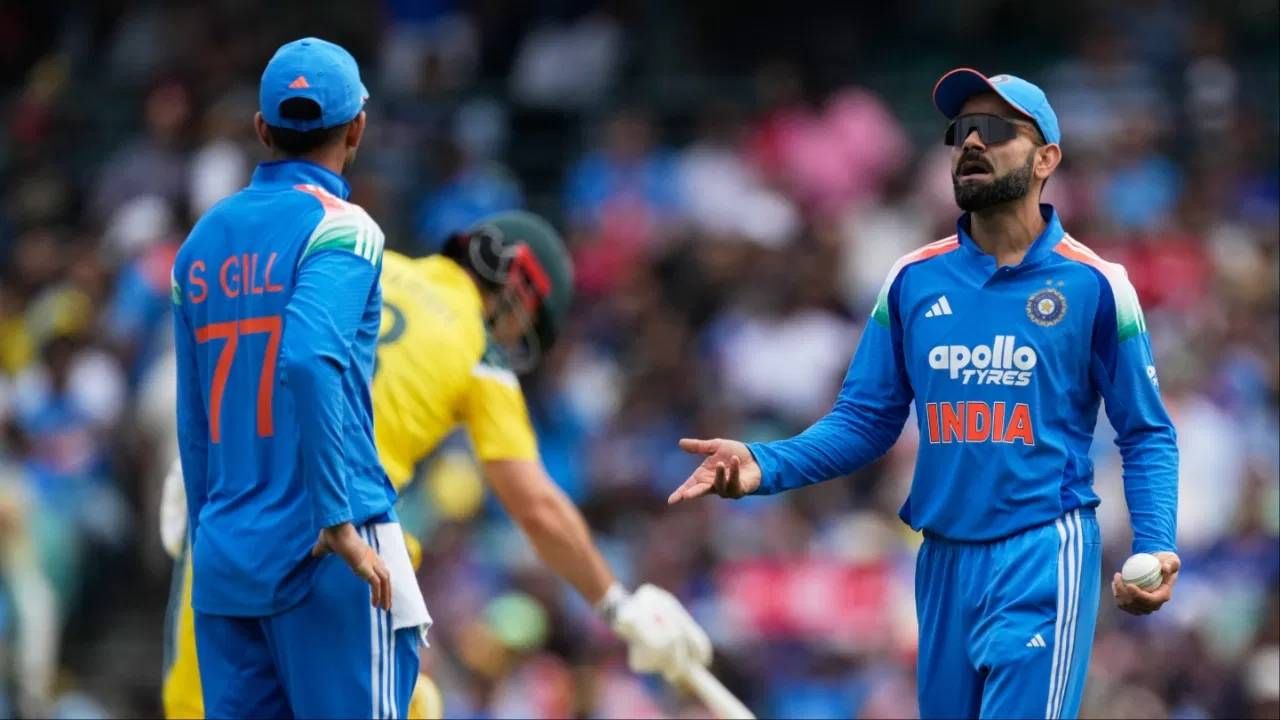 विराट कोहलीने वनडे क्रिकेटमध्ये शतकी भागीदारीच्या यादीत दुसऱ्या स्थानावर पोहोचला आहे. मास्टर ब्लास्टर सचिन तेंडुलकर या यादीत पहिल्या स्थानावर असून त्याने 99 वेळा शतकी भागीदारी केली आहे. तर विराट कोहली 82 शतकी भागीदारीसह दुसऱ्या स्थानावर आहे.  रिकी पॉन्टिंग 72, रोहित शर्मा 68 आणि कुमार संगकाराने 67 वेळा शतकी भागीदारी केली आहे. (फोटो- PTI)