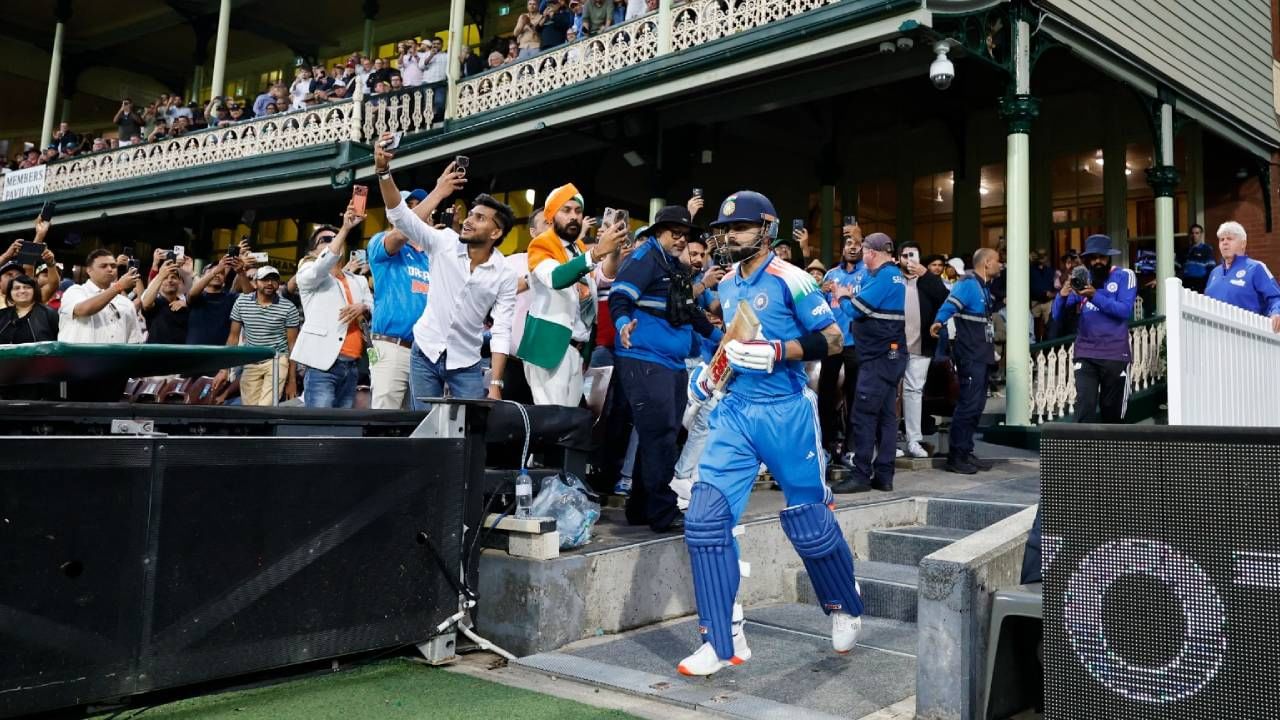 विराट कोहलीने त्याच्या स्वभावाला साजेशी खेळी तिसऱ्या वनडे सामन्यात केली. शुबमन गिल बाद झाल्यानंतर विराट कोहली मैदानात आला. तेव्हा त्याने संयमी खेळी केली. त्याने 56 चेंडूत 4 चौकारांच्या मदतीने 50 धावा केल्या. यासह विराट कोहलीने वनडे क्रिकेटमध्ये ऑस्ट्रेलियाविरुद्ध 2500 धावांचा पल्लाही गाठला आहे. (फोटो- BCCI Twitter)