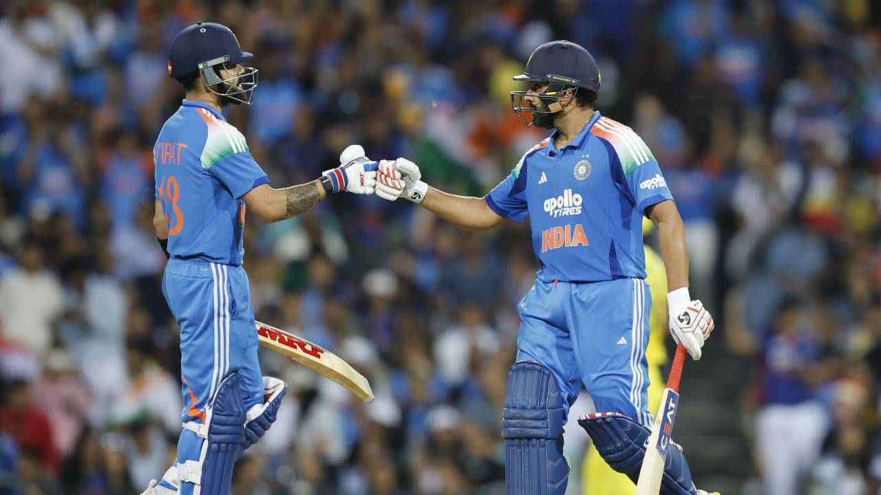 ऑस्ट्रेलिया विरुद्धची वनडे मालिका भारताने आधीच गमावली आहे. मात्र तिसरा वनडे सामना विजयासह रोहित शर्मा आणि विराट कोहलीसाठी महत्त्वाची होती. कारण दोघांचं पुढचं भवितव्य त्यांच्या खेळीवरच अवलंबून होतं.खासकरून विराट कोहलीसाठी हा सामना खूपच महत्त्वाचा होता. कारण मागच्या दोन सामन्यात त्याला खातंही खोलता आलं नव्हतं. (फोटो- BCCI Twitter)