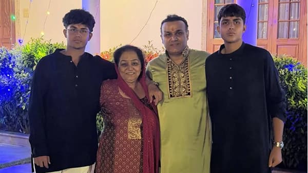 Virender Sehwag Diwali : वीरेंद्र सेहवागचा घटस्फोट होणार? दिवाळीतील त्या फोटोने चर्चांना उधाण; सोशल मीडियात मोठी खळबळ