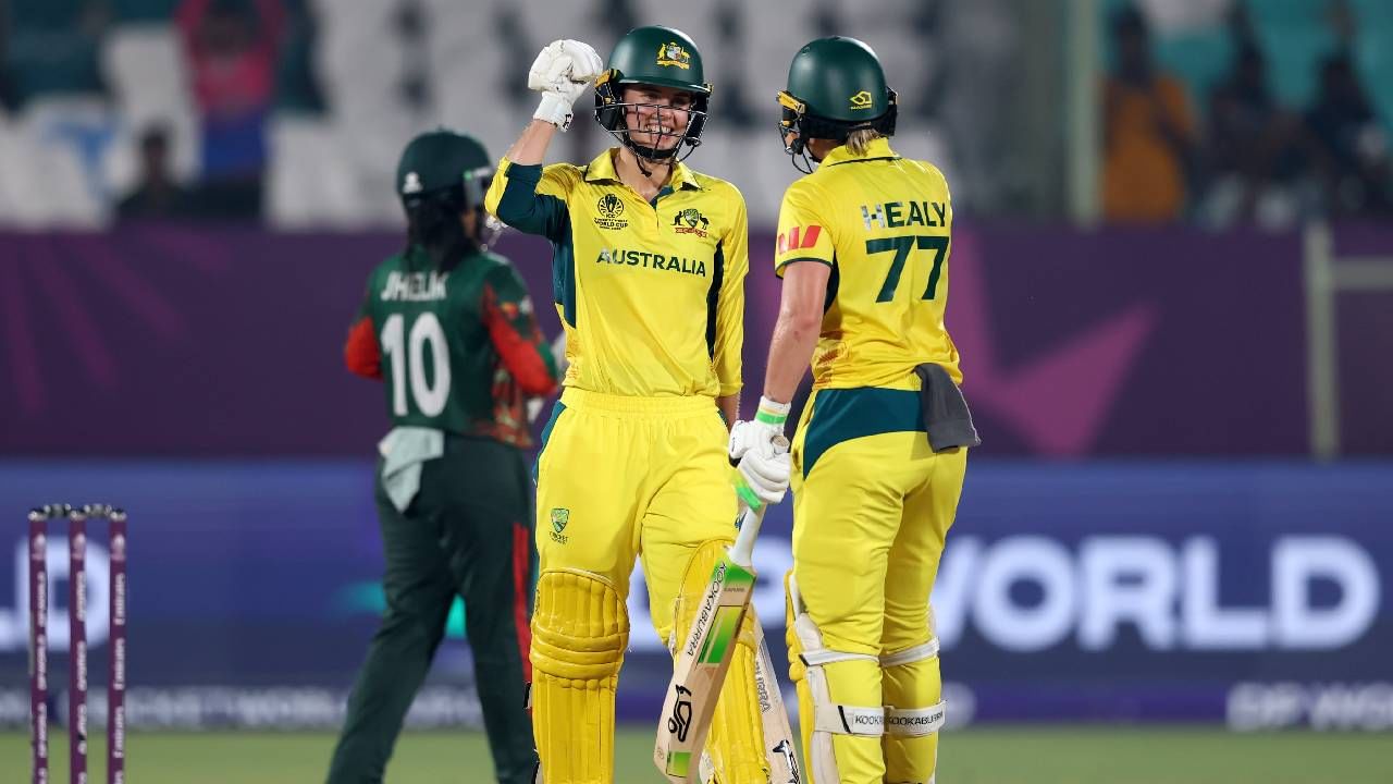 ऑस्ट्रेलियाने या स्पर्धेत सर्वोत्तम कामगिरी करत 5 पैकी 4 सामने जिंकले आहे. तर एका सामना पावसामुळे ड्रॉ झाला. त्यामुळे एक गुण मिळाला. ऑस्ट्रेलिया 9 गुण आणि 	+1.818 नेट रनरेटसह पहिल्या स्थानी आहे. उपांत्य फेरीत जागा मिळवणारा पहिला संघ ठरला होता. (Photo : ICC Twitter)