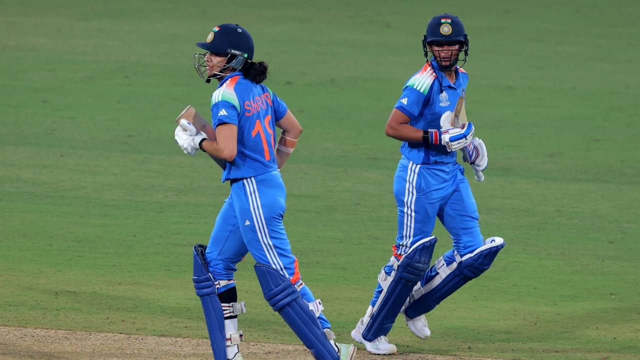 भारत, न्यूझीलंड, श्रीलंका, बांग्लादेश आणि पाकिस्तान यांच्यात एका जागेसाठी चुरस असमार आहे. सर्व संघांचे प्रत्येकी दोन सामने शिल्लक आहेत. भारत आणि न्यूझीलंडला त्यातल्या त्यात संधी आहे. आता कोणता संघ गुणांसह नेट रनरेट सावरून उपांत्य फेरी गाठतो हे पाहणं औत्सुक्याचं ठरणार आहे. (Photo : ICC Twitter)