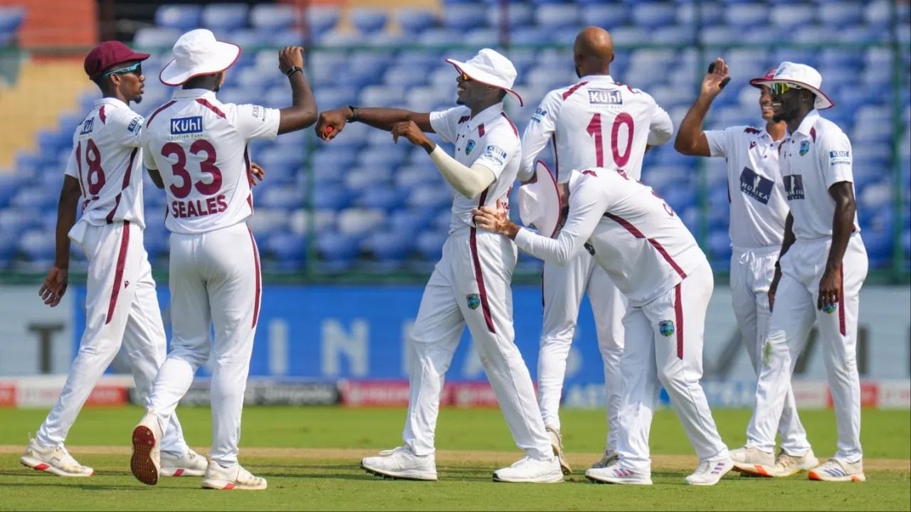 भारतीय संघाने विंडीजला पराभूत करुन आपला विक्रम आणखी मजबूत केला आहे. टीम इंडिया विंडीज विरुद्ध 1994 पासून अजिंक्य आहे. टीम इंडियाने या दरम्यान 10 कसोटी सामने जिंकले आहेत. तर विंडीजला 2 सामने अनिर्णित सोडवण्यात यश आलंय. (Photo Credit: PTI)