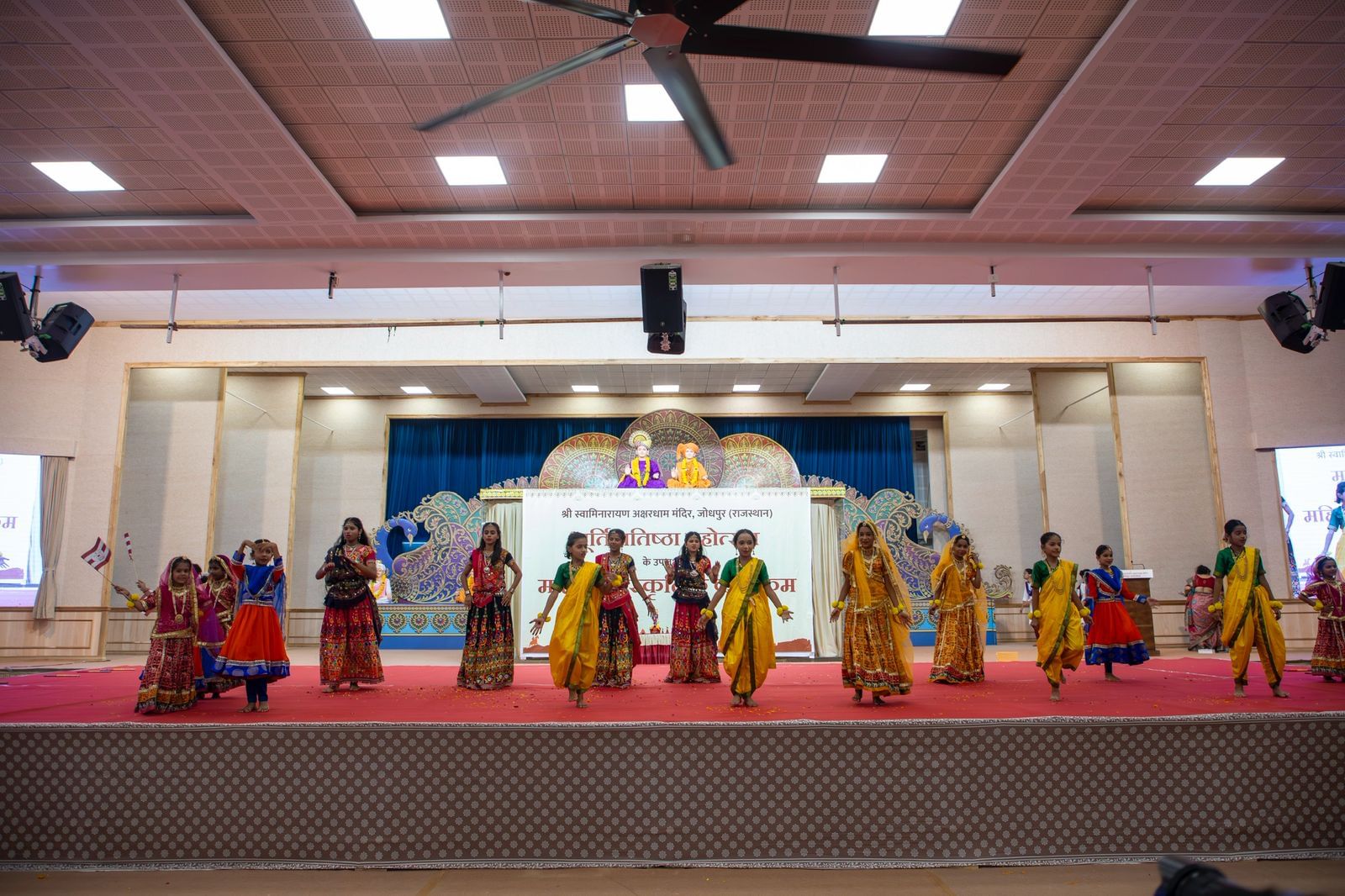 राजस्थानातील जोधपूर येथे बीएपीएस श्री स्वामिनारायण मंदिराचा भव्य प्राणप्रतिष्ठा सोहळा सुरु आहे. या सोहळ्यात नवरात्री निमित्त समर्पित ‘महिला दिनाचे’चे आयोजन करण्यात आले होते. या निमित्त नारी शक्तीचे अनोखे दर्शन झाले. 