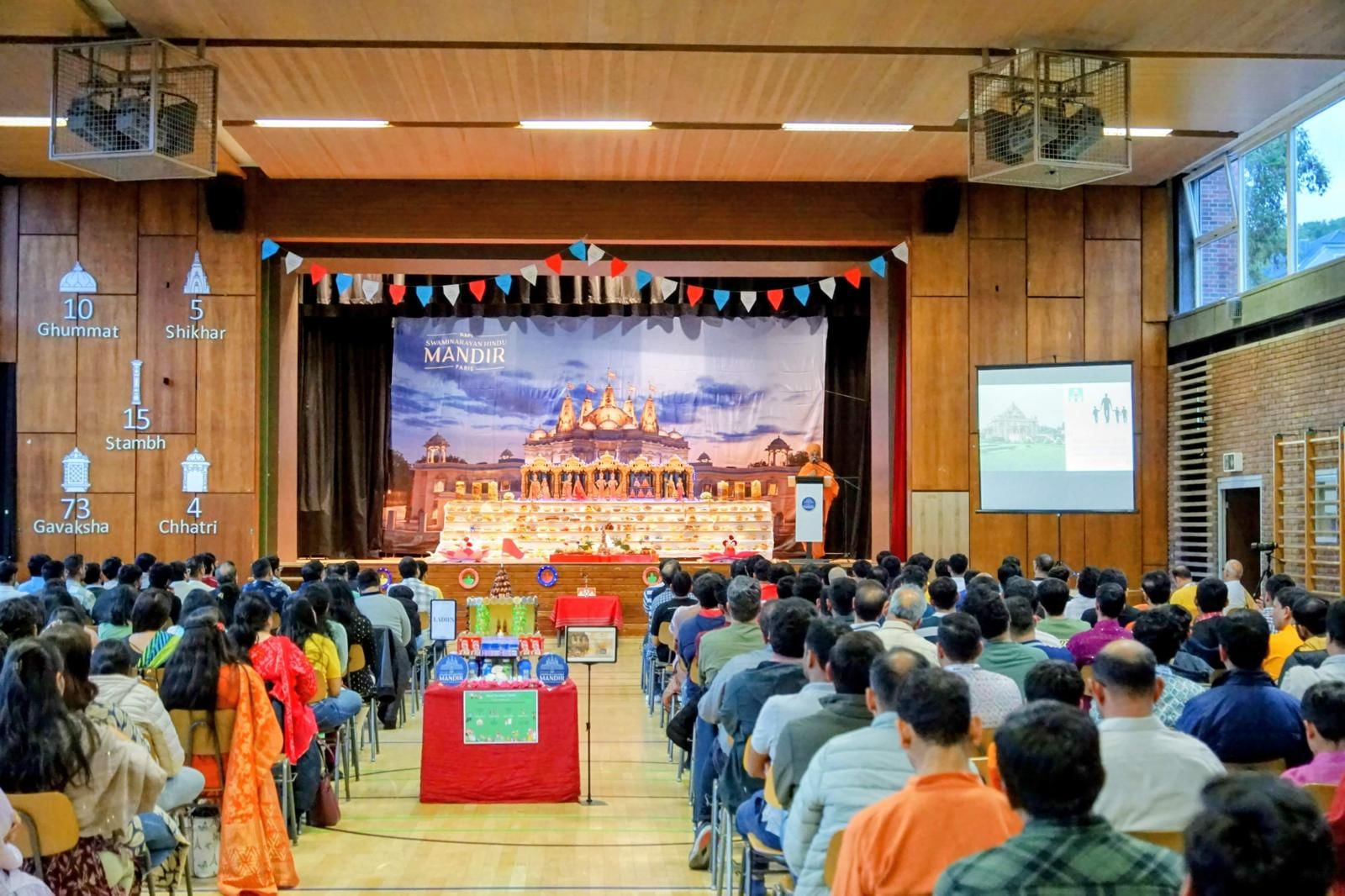 जर्मनीतील स्टुटगार्ट येथील या दिवाळी सोहळ्यासाठी सर्व विभागांतील स्वयंसेवकांनी दाखवलेली खरी भक्ती, एकता आणि उत्कृष्ट समन्वय यामुळे हा सोहळा रंगतदार आणि भक्तीभावाने परिपूर्ण असा झाला. 