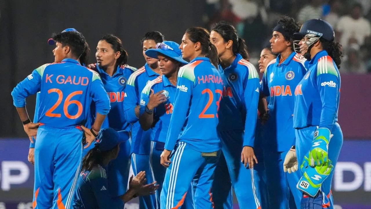 भारताची या सामन्यात अप्रतिम सुरुवात झाली. मात्र त्यानंतर ऑस्ट्रेलियाच्या गोलंदाजांनी जोरदार कमबॅक केलं. त्यानंतर टीम इंडियाने केलेल्या धावसंख्येचा ऑस्ट्रेलियाने यशस्वी पाठलाग केला. टीम इंडियाच्या पराभवासाठी 36 चा आकडा कारणीभूत ठरला. त्यामुळे टीम इंडियाची ऑस्ट्रेलियाला 8 वर्षानंतर वर्ल्ड कपमध्ये पराभूत संधी हुकली. (Photo Credit: PTI)