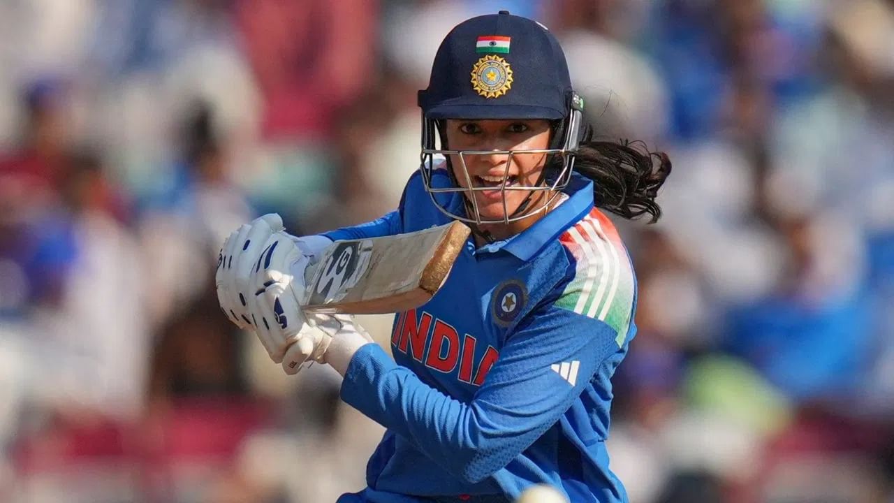 दरम्यान स्मृती वूमन्स वनडे वर्ल्ड कप स्पर्धेतील भारताच्या पहिल्या 3 सामन्यांमध्ये अपयशी ठरली. मात्र त्यानंतर स्मृतीने जोरदार कमबॅक केलं. स्मृती या स्पर्धेत सर्वाधिक धावा करणारी फलंदाज ठरली. स्मृतीने आतापर्यंत 6 डावांत 55 च्या सरासरीसह 100 च्या स्ट्राईक रेटने 331 धावा केल्या आहेत. स्मृतीने या दरम्यान 1 शतक आणि 2 अर्धशतकं झळकावली आहेत. (Photo Credit: PTI)