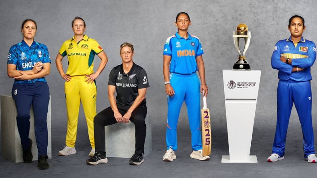 वुमन्स वनडे वर्ल्डकप स्पर्धेतील साखळी फेरीचे सामने अंतिम टप्प्यात आले आहेत. प्रत्येक सामन्यानंतर गुणातलिकेचं गणित बदलताना दिसत आहे. 20 सामन्यानंतर उपांत्य फेरीत तीन संघ पोहोचले आहे. आता एका संघासाठी जोरदार चुरस आहे.  (Photo : ICC Twitter)