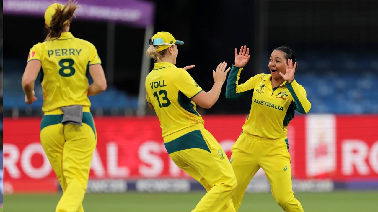 वनडे वर्ल्डकप स्पर्धेत ऑस्ट्रेलियाचा दबदबा राहिला आहे. ऑस्ट्रेलियाने दुसऱ्या पर्वात पहिल्यांदा जेतेपद मिळवलं. 1978 साली झालेल्या सामन्यात इंग्लंडचा पराभव करून जेतेपदावर नाव कोरलं. त्यानंतर 1982 आणि 1988 साली जेतेपद मिळवून हॅटट्रीक साधली. त्यानंतर 1997, 2005 2013 आणि 2022 साली जेतेपदावर नाव कोरलं. पण यंदाच्या पर्वात भारताने ऑस्ट्रेलिया उपांत्य फेरीत पराभूत स्पर्धेतून बाद केलं. (Photo- ICC Twitter)