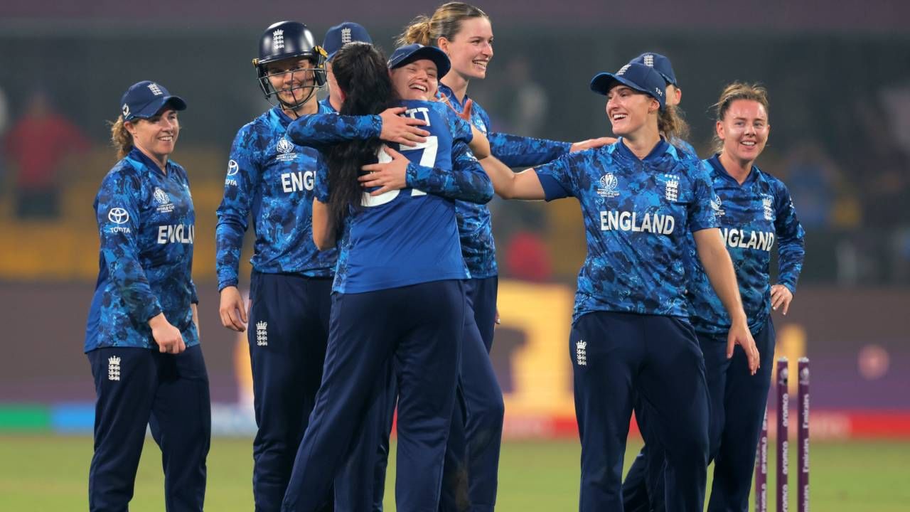 वनडे वर्ल्डकप स्पर्धेत ऑस्ट्रेलियानंतर इंग्लंडचं वर्चस्व राहिलं आहे. वनडे वर्ल्डकप स्पर्धेला 1973 पासून सुरुवात झाली आहे. पहिल्याच पर्वात इंग्लंडने जेतेपदाची चव चाखली. त्यानंतर 1993, 2009 आणि 2017 साली जेतेपदाला गवसणी घातली. मात्र पाचव्यांदा जेतेपदाचं स्वप्न भंगलं. कारण दक्षिण अफ्रिकेने उपांत्य फेरीत इंग्लंडचा पराभव केला. (Photo- ICC Twitter)