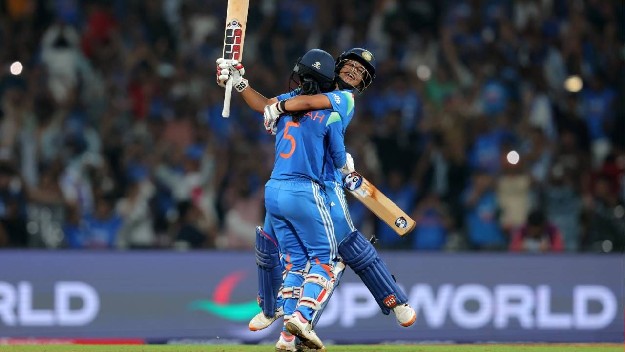 वुमन्स वनडे वर्ल्डकप 2025 स्पर्धेच्या अंतिम फेरीचा सामना भारत आणि दक्षिण अफ्रिका यांच्यात सामना होणार आहे. स्पर्धेच्या 13व्या पर्वात क्रीडाविश्वाला नवा विजेता मिळणार हे नक्की झालं आहे. कारण यापूर्वी या दोन्ही संघांनी जेतेपदाची चव चाखलेली नाही. त्यामुळे कोण बाजी मारणार हे पाहणं औत्सुक्याचं ठरणार आहे. (Photo- ICC Twitter)