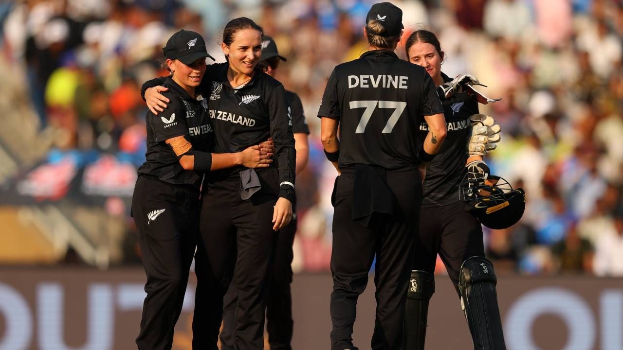 वनडे वर्ल्डकप स्पर्धेच्या इतिहासात न्यूझीलंड हा जेतेपदाची चव चाखणारा तिसरा संघ आहे. या स्पर्धेत न्यूझीलंडने फक्त एकदा जेतेपदाला गवसणी घातली आहे. स्पर्धेच्या सातव्या पर्वात न्यूझीलंडने ऑस्ट्रेलियाचा 4 गडी राखून पराभव केला आणि जेतेपद मिळवलं. (Photo- ICC Twitter)