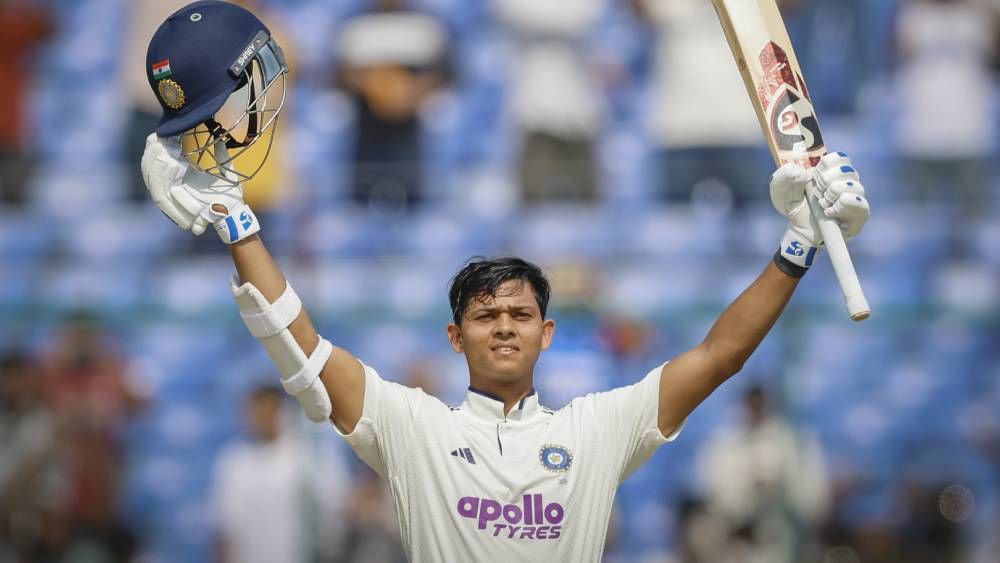 2024 मध्ये इंग्लंड संघ भारत दौऱ्यावर आला तेव्हा विशाखापट्टणममध्ये खेळल्या गेलेल्या सामन्याच्या पहिल्या दिवशी जयस्वालने 179 धावा केल्या होत्या. कोहलीने 216 मध्ये विशाखापट्टणम येथे इंग्लंडविरुद्ध 151 आणि त्यानंतर 2017 मध्ये दिल्ली येथे श्रीलंकेविरुद्ध 156 धावा केल्या होत्या. (Photo- BCCI Twitter)