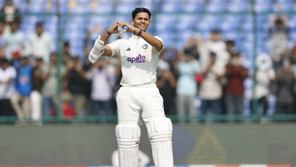 यशस्वी जयस्वालने पहिल्या दिवशी 150 धावा केल्या. सामन्याच्या पहिल्या दिवशी जयस्वालने 150 धावा करण्याची ही दुसरी वेळ आहे. यापूर्वी भारतासाठी फक्त विराट कोहलीने ही कामगिरी केली आहे. त्यामुळे यशस्वी जयस्वालच्या शिरपेचा आणखी एक मानाचा तुरा खोवला गेला आहे. (Photo- BCCI Twitter)