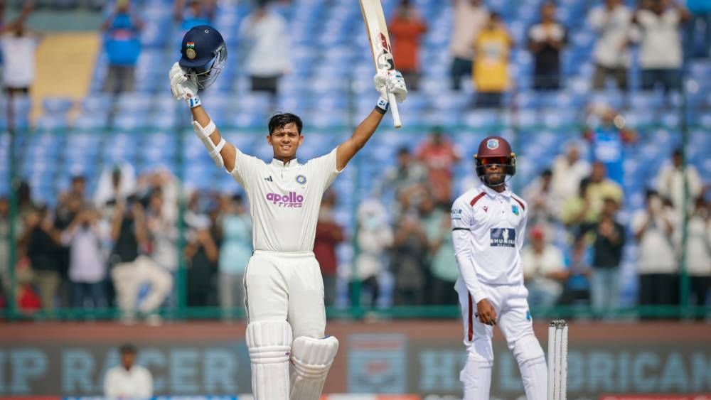 यशस्वी जयस्वालने 224 चेंडूत 19 चौकार मारून 150 धावा केल्या. तिसऱ्या दिवशीचा खेळ संपला तेव्हा यशस्वी जयस्वालने 253 चेंडूत 22 चौकार मारत 173 धावा केल्या आहेत. यात दुसऱ्या दिवशी आणखी भर पडू शकते. यशस्वी जयस्वालची खेळी पाहता दुसऱ्या दिवशी 200 धावांचा पल्ला गाठू शकतो. (Photo- BCCI Twitter)