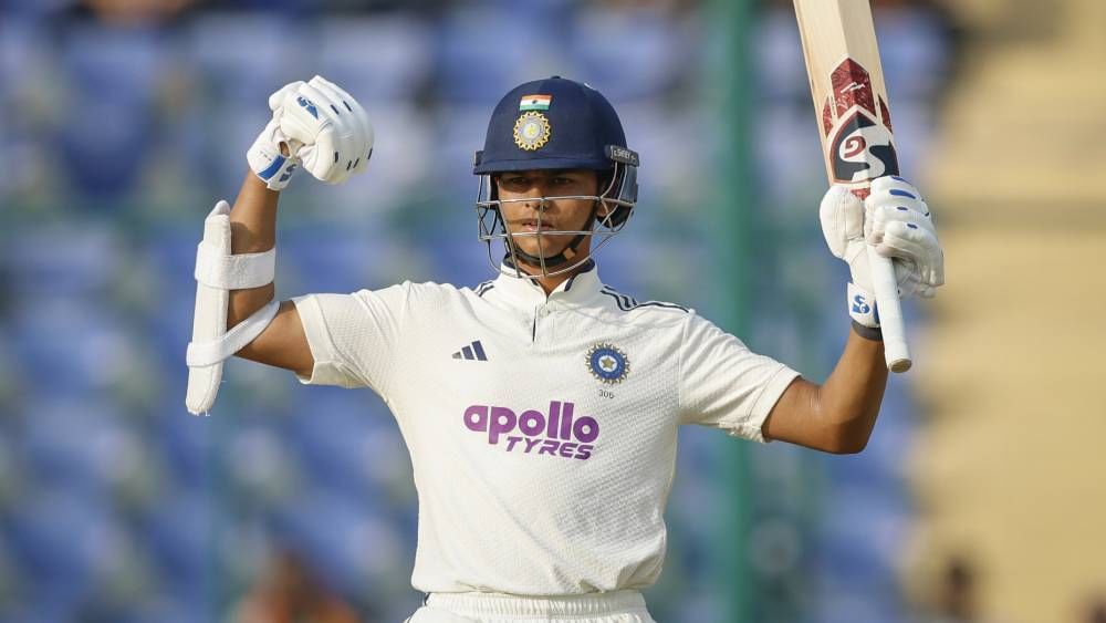 भारत आणि वेस्ट इंडिज यांच्यात दुसरा कसोटी सामना दिल्लीच्या अरुण जेटली मैदानात सुरु आहे. या सामन्याचा पहिला दिवस भारताच्या नावावर राहिला. भारताने पहिल्या दिवशी 2 गडी गमवून 318 धावा केल्या. यशस्वी जयस्वाल नाबाद 173 आणि शुबमन गिल नाबाद 20 धावांवर खेळत आहे. (Photo- BCCI Twitter)