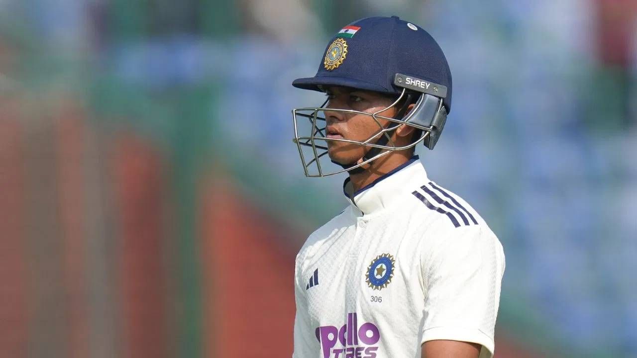भारताचा सलामीचा फलंदाज यशस्वी जयस्वाल याने वेस्ट इंडिजविरुद्धच्या दुसऱ्या कसोटी सामन्यातील पहिल्या डावात 175 धावांची खेळी केली. दुसऱ्या दिवशी काहीच प्रेशर नसल्याने आरामात 200 धावा करेल असं वाटलं होतं. पण तसं झालं नाही. स्वत:ची चूक नडली आणि धावचीत होत तंबूत परतला. त्यामुळे यशस्वीच्या चेहऱ्यावर स्पष्ट नाराजी दिसत होती. (Photo-PTI)