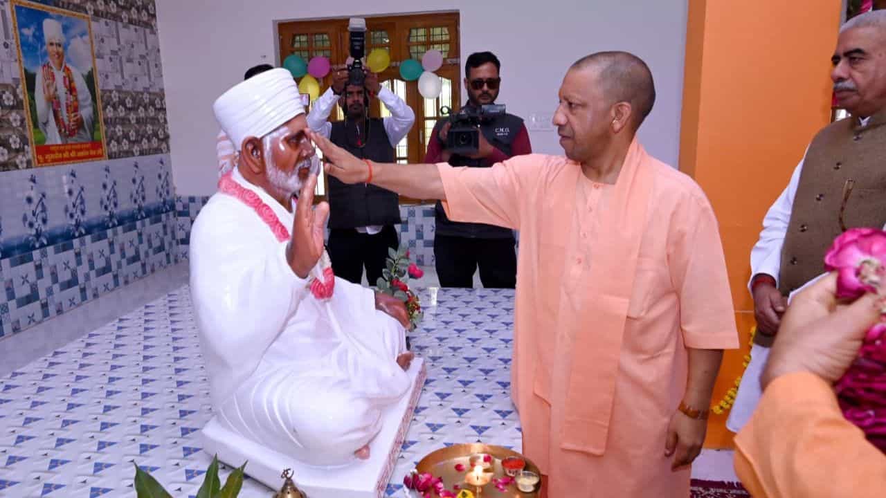 CM योगींचा धडाकेबाज निर्णय, आणखी एका शहराचे नाव बदललं, मुस्तफाबाद आता या नावाने ओळखलं जाणार